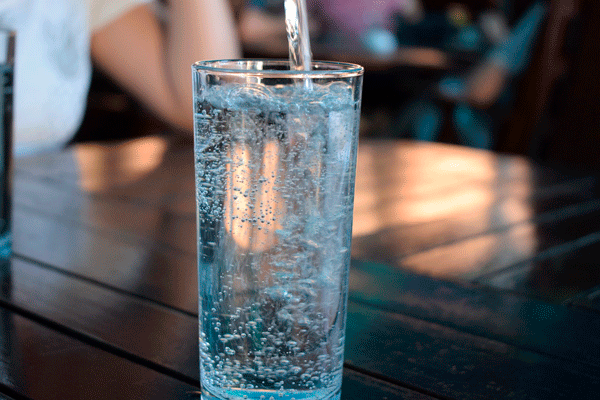 آب معدنی بهتر است یا دستگاه تصفیه آب خانگی
